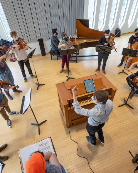 Mark Edwards, Assistant professor of
harpsichord and director, leads a
rehearsal of the Oberlin Baroque
Orchestra