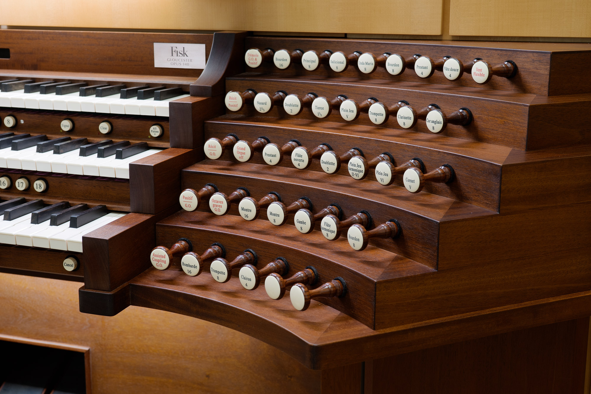 140-Console-Detail-1333x2000