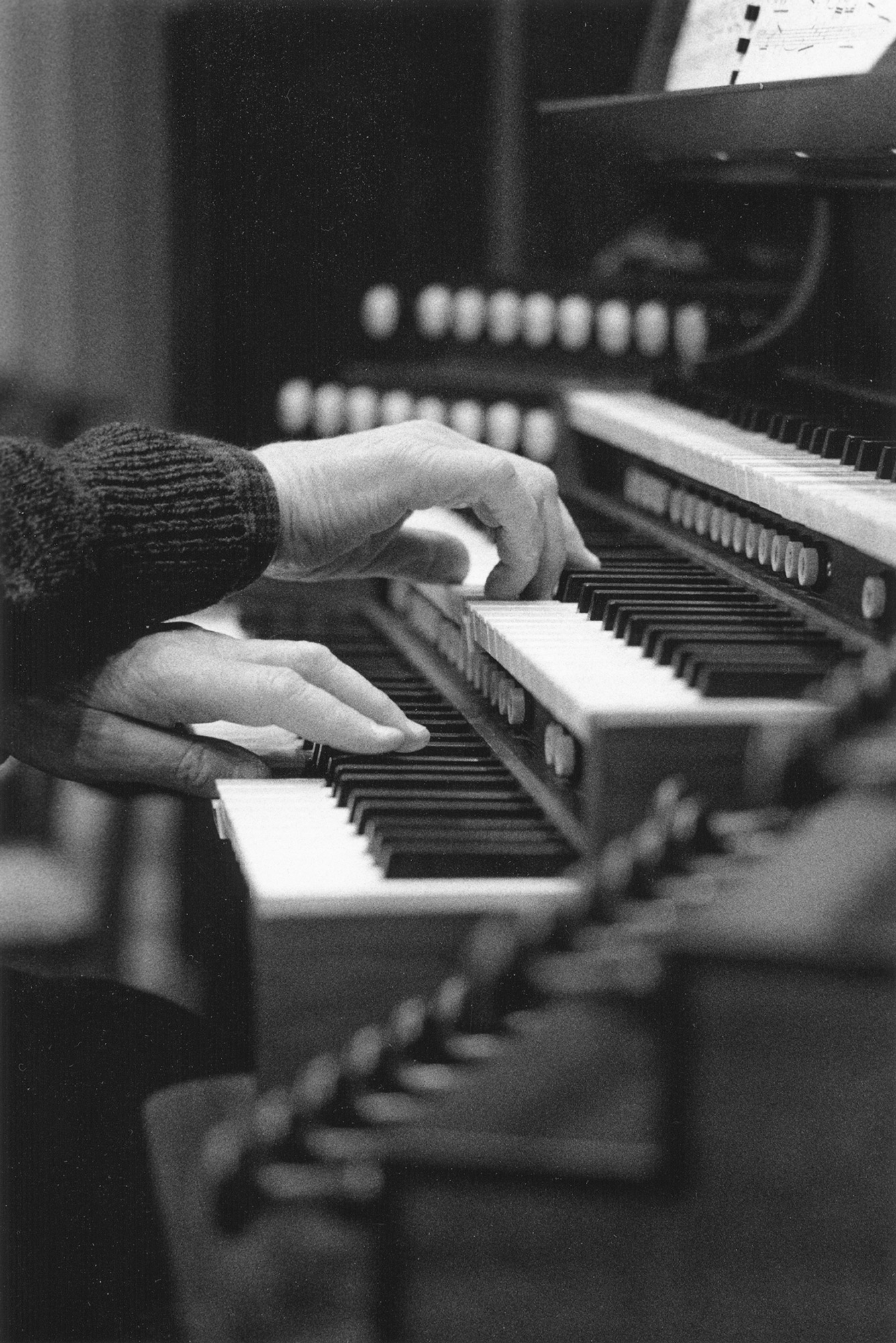 119-Craighead-Hands-2000x1335