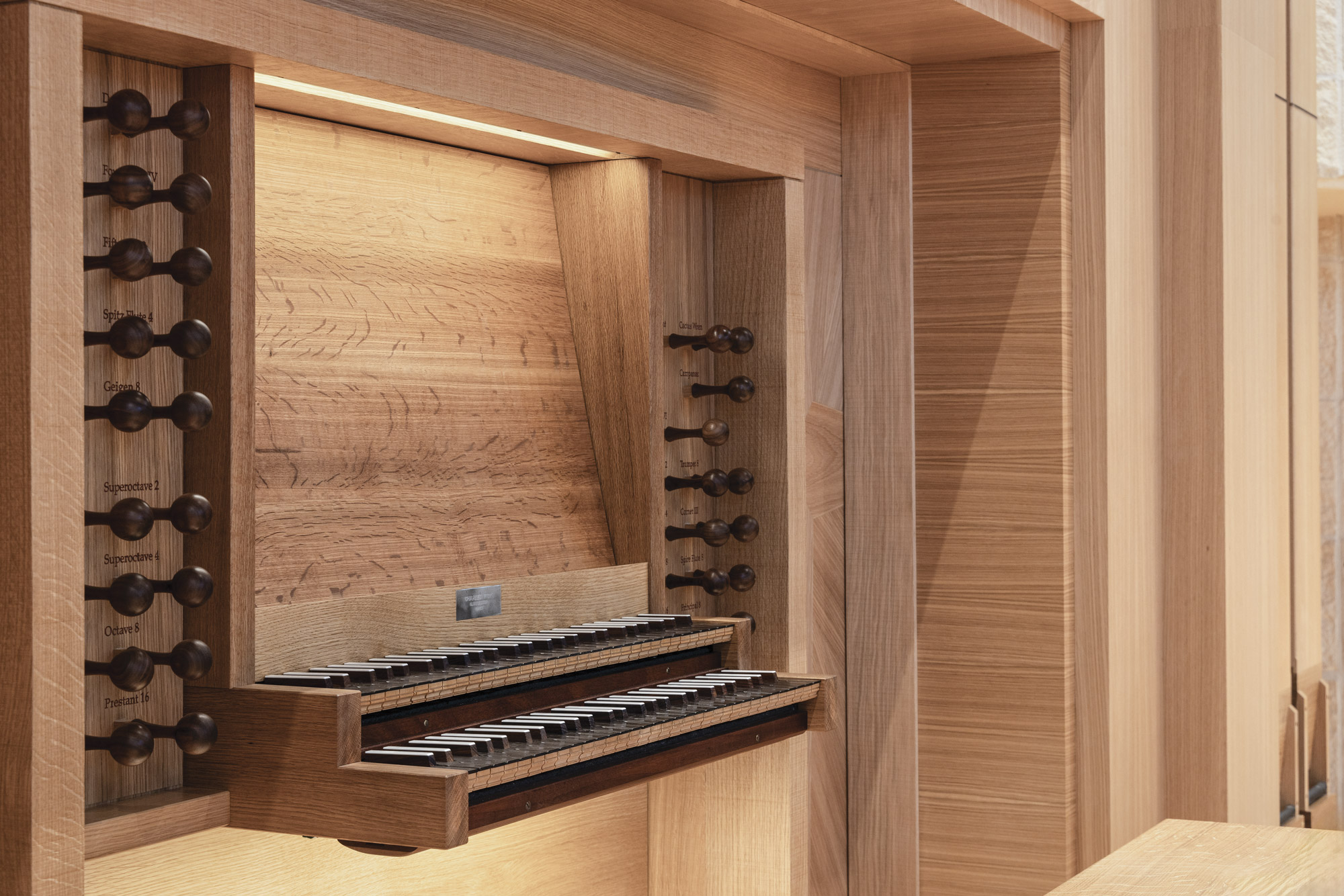 67-Console-Detail-2-1334x2000